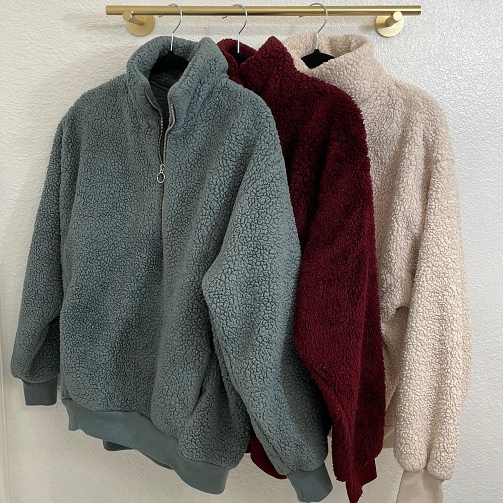 OVERSIZED SHERPAS SIZE XS EXPRESS WITH POCKETS AND ZIPPER. GREY, MAROON, CREAM.
